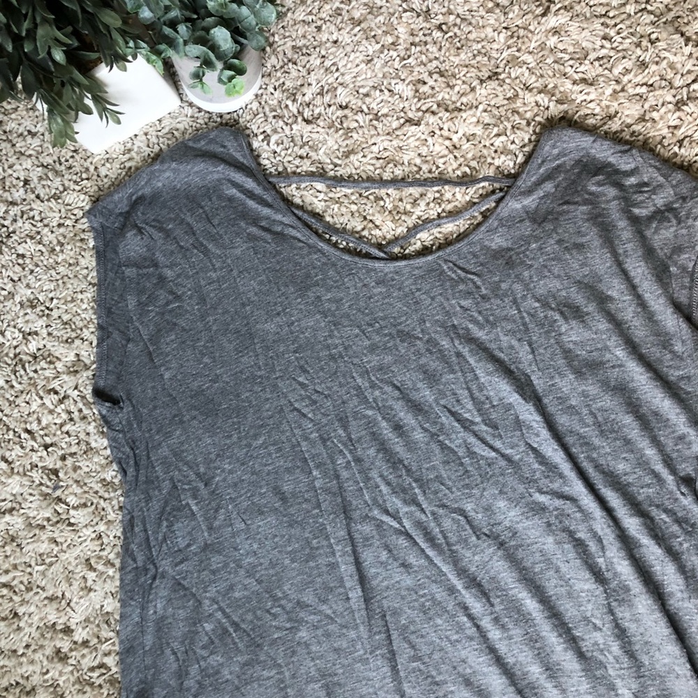 GAP Size Large Simple Tee with CrissCross